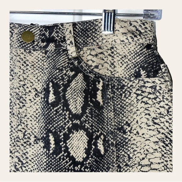0789. LE LIS SNAKESKIN PRINT MINI DENIM SKIRT SIZE SMALL NWT - Picture 3 of 7